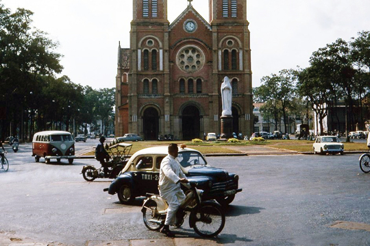 Cathedrale Notre Dame, taxi renault 4 CV Saigon  