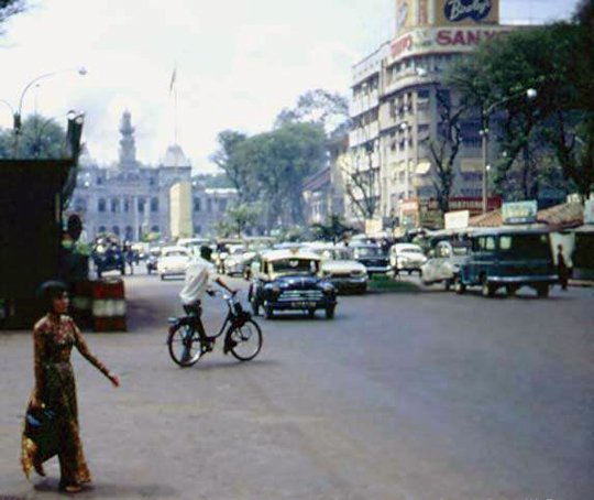 Velo-Solex devant l'Hôtel de Ville de Saïgon