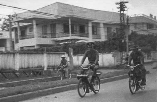 Militaire vietnamien en velosolex 