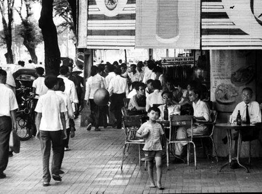 Saigonnais sur la terrasse d'un Café de Saïgon