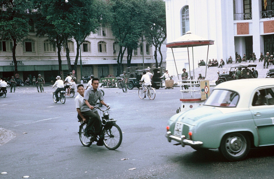 Saigon Velosolex 1700 et Renault Dauphine