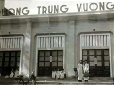 Lycée de Saïgon avec un Solex