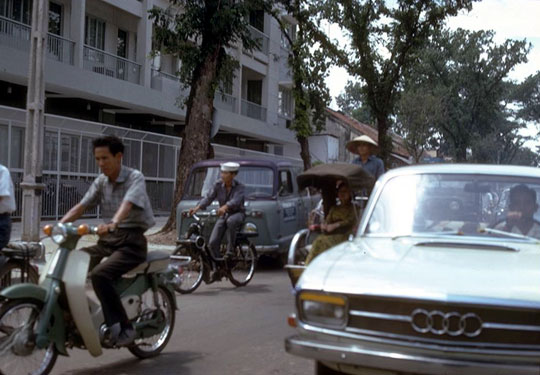 Un velosolex dans les embouteillages de Saïgon