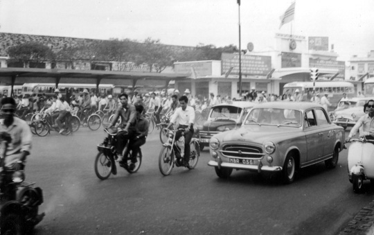 Solex & Peugeot 403 Saïgon la gare routière en 1966