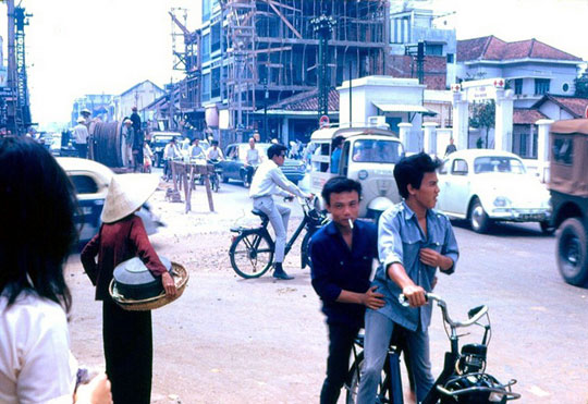 Trois solex 3800 dans une rue de Saïgon 