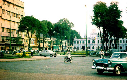 Vietnamienne en velosolex sur la boulevard Charner Saigon