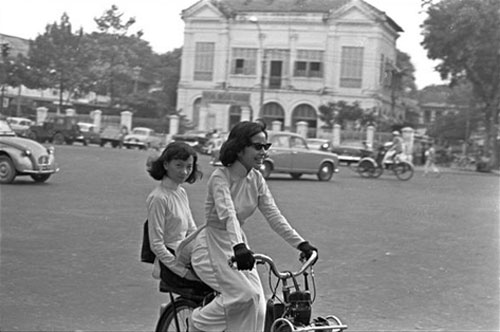 Vietnamiennes en velosolex sur la boulevard Charner Saigon