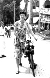 Femme en Velosolex rue catinat Saigon