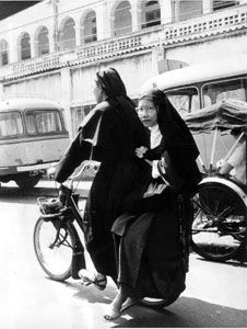 Deux Sœurs en Solex Saigon