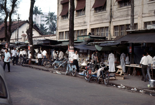 Les bouquinistes de Saïgon (Mobylettes et Vélosolex)