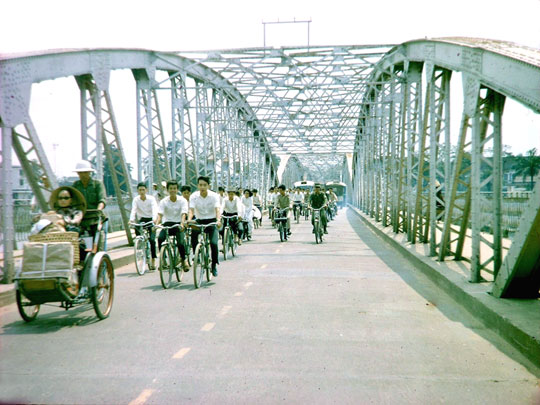 Un Vélosolex sur le pont Clemenceau à Hué