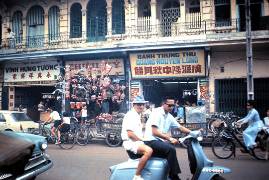 Une vietnamienne en Vélosolex