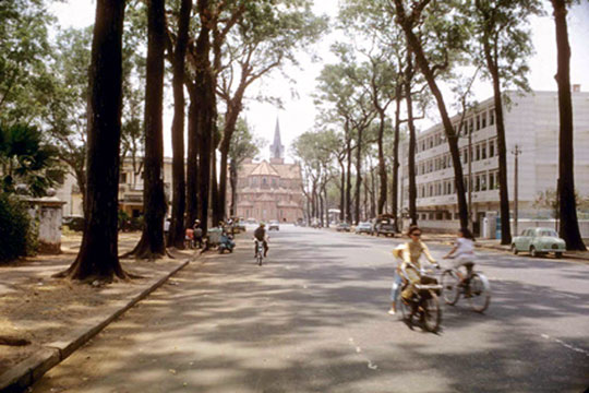 Velosolex, rue Duy Dân Cathedrale de Saïgon