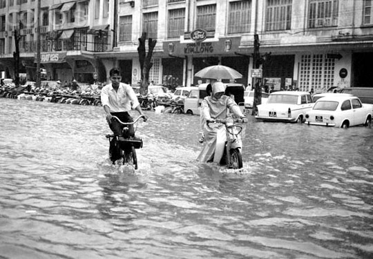 Innondation Boulevard Bonard Velosolex Saigon 1969
