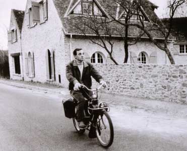 Charles Aznavour sur son solex 1400