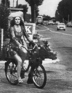 Brigitte Bardot sur un solex 2200