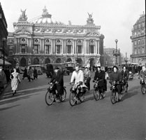Place de l'Opera en Vélosolex 45, Novembre 1949