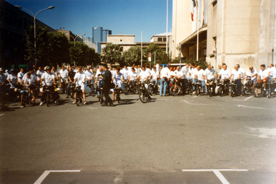 Les Solexistes sur la ligne de départ du stade municipal de Courbevoie