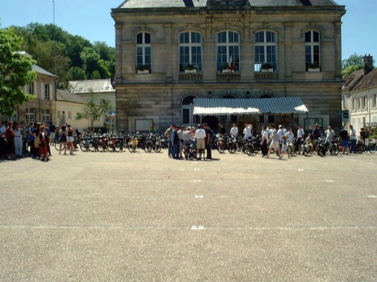 Les solex devant la mairie de Pierrefonds