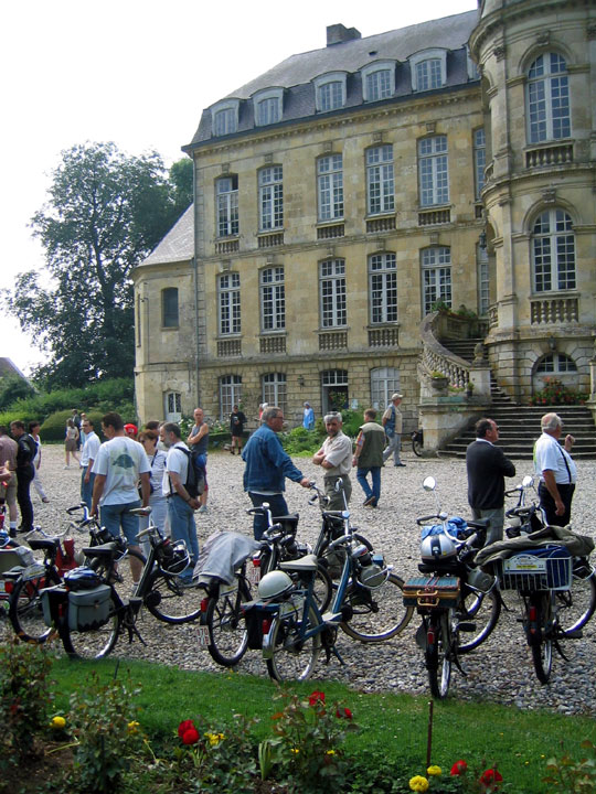 Les vélosolex devant le château de Chaussoy