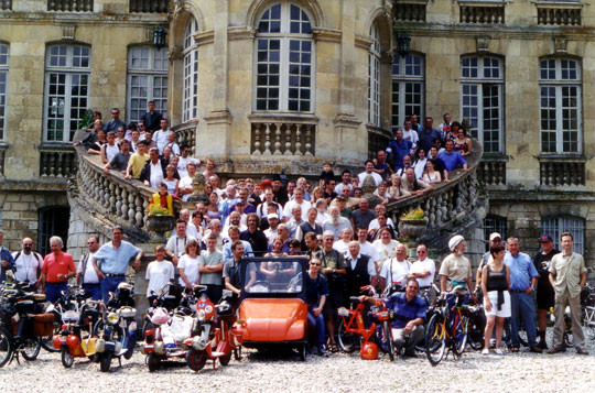 Les participants devant le château de Chaussoy