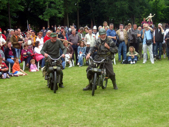 Des soldats belges en vélosolex