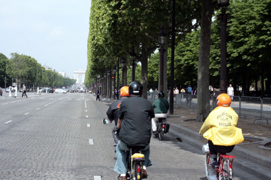 Aux Champs-Elysées, aux Champs-Elysées