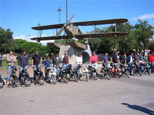Les solexistes devant le monument de l'hydravion Fairey III-D