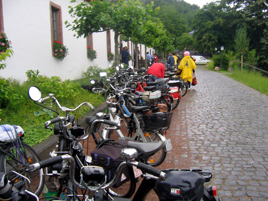 Les Solex devant le monastère Kloster Eberbach