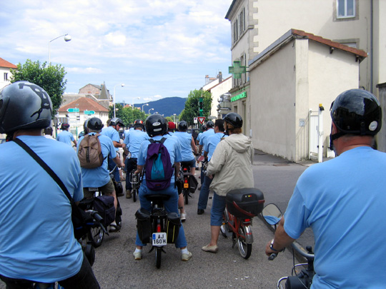 La couleur bleue de la ligne d'horizon des Vosges dans les rues de Remiremont