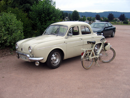 Une Renault Dauphine et un velosolex