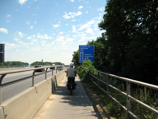 Traversée du Rhin sur le bas-côté de l'autoroute 