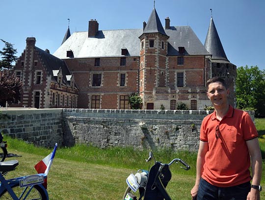 Benoît devant le château