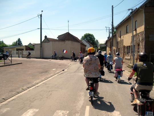 Un village de Picardie traversé par les solexistes