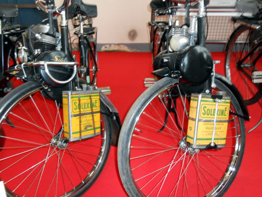 Un vélosolex 330 et un 45
