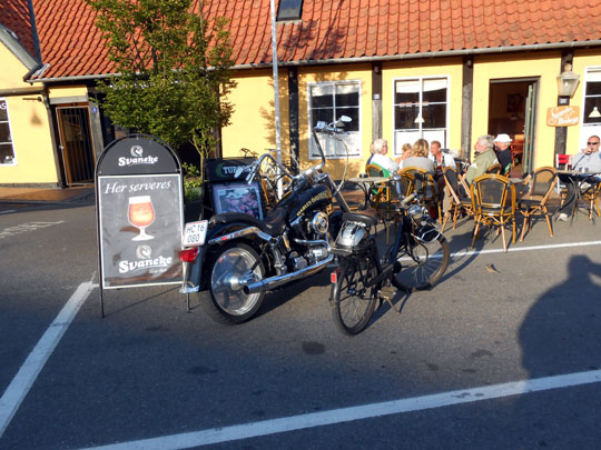 Une Harley et un vélosolex sur la place de Svaneke