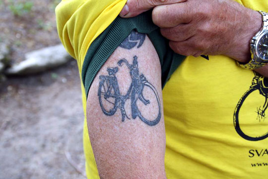 Un magnifique Vélosolex tatoué sur le bras droit