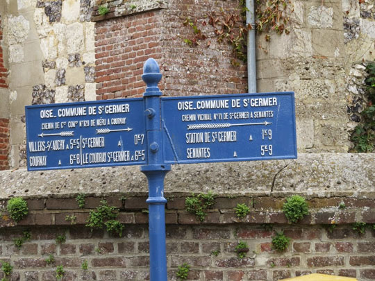Un vieux panneau de signalisation à Saint-Germer
