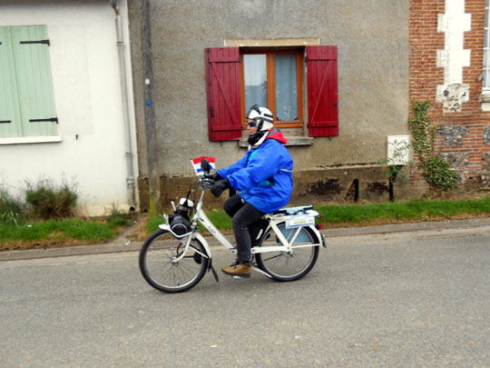 Une solexiste néerlandaise traversant un petit village