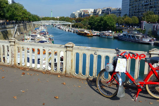 Le Port de Paris Arsenal, à l'arrière plan la Bastille