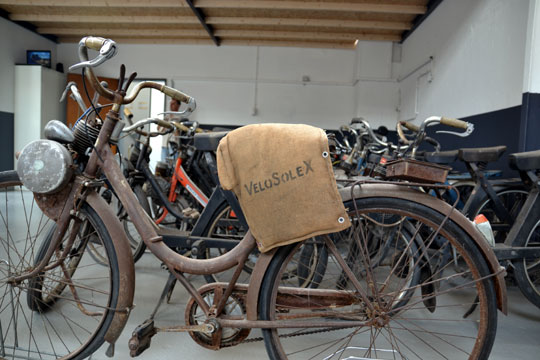 Un VéloSolex avec son protège moteur en toile de jute