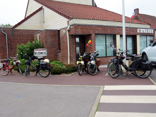 Les vélosolex devant la mairie de Busnes