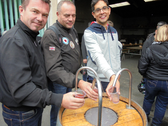 Franck, Hugues et Bastien à la fontaine de vin rosé