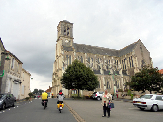 Les solexistes devant l'église Saint Vincent des Vignes à Mouzillon