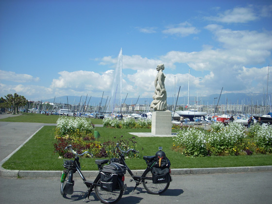 Le jet d'eau, haut de 140 mètres, est l'emblème de la ville de Genève