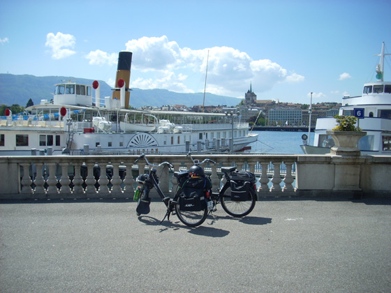 Genève est situé au sud-ouest du lac Léman, sur les deux rives du Rhône