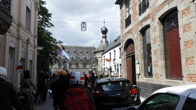 Les vélosolex dans la rue du château