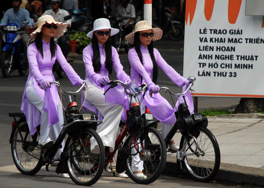 Défilé de Solex  3800 à  s à Saïgon Vietnam