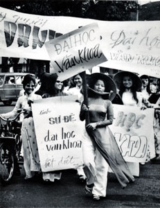 Manifestation femmes Solex 2200 Saigon 1964