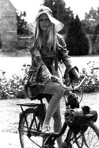 Brigitte Bardot sur un Solex 2200